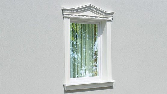 Idee zur Fensterumrandung mit Stuckverzierung
