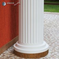 Abgestufter Säulenfuß mit gefliestem Sockel