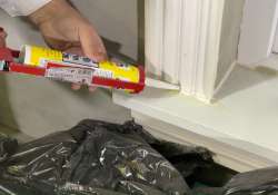 Den Übergang zwischen Zierleiste und Fensterbank abdichten. Den Übergang zwischen Zierleiste und Fensterbank abdichten.