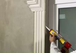 Den Übergang zwischen Zierleiste und Fensterlaibung schließen. Den Übergang zwischen Zierleiste und Fensterlaibung schließen.