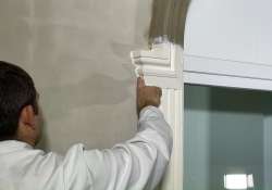 Die überschüssige Dichtmasse mit der Fingerspitze entfernen. Die überschüssige Dichtmasse mit der Fingerspitze entfernen.