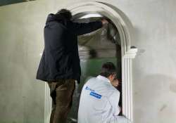 Vorbereitung vor dem Streichen des Fensterstucks Vorbereitung vor dem Streichen des Fensterstucks