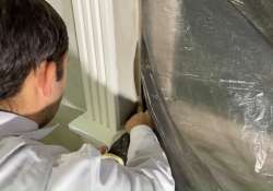 Zum Schutz das Fenster und die Fensterbank mit Folie und Kreppband abkleben. Zum Schutz das Fenster und die Fensterbank mit Folie und Kreppband abkleben.