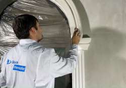 Die Stuckoberfläche und Stoßfugen bei Bedarf glattschleifen. Die Stuckoberfläche und Stoßfugen bei Bedarf glattschleifen.