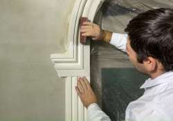 Das Stuckmuster beim Schleifen vorsichtig formen. Das Stuckmuster beim Schleifen vorsichtig formen.