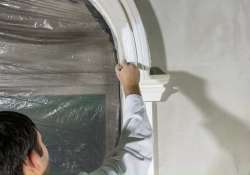 Anstreichen des Fensterstucks Anstreichen des Fensterstucks