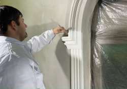 Das Stuckmuster mit einem Pinsel streichen. Das Stuckmuster mit einem Pinsel streichen.