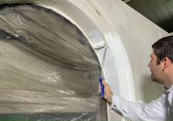 In der Fensterlaibung kann eine Malerrolle verwendet werden. In der Fensterlaibung kann eine Malerrolle verwendet werden.