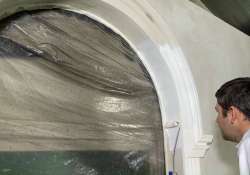 Die Farbe beim Streichen gleichmäßig verteilen. Die Farbe beim Streichen gleichmäßig verteilen.