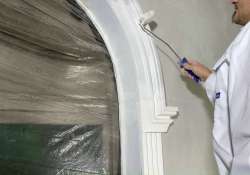 Die glatten Flächen auf dem Stuck können mit einer Malerrolle gestrichen werden. Die glatten Flächen auf dem Stuck können mit einer Malerrolle gestrichen werden.