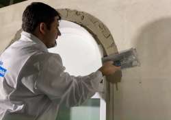 Den Flexkleber mit einer Glättekelle gleichmäßig verteilen. Den Flexkleber mit einer Glättekelle gleichmäßig verteilen.