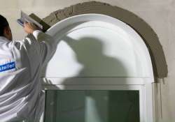 Auf eine gleichmäßige Kleberschichtdicke achten. Auf eine gleichmäßige Kleberschichtdicke achten.