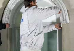 Die biegbare XPS-Platte mit einem Cuttermesser von der Fensterlaibung lösen. Die biegbare XPS-Platte mit einem Cuttermesser von der Fensterlaibung lösen.