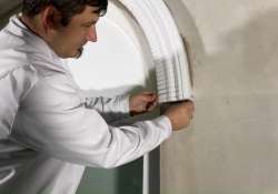 Die zur Fixierung dienenden Nägel vorsichtig entfernen. Die zur Fixierung dienenden Nägel vorsichtig entfernen.