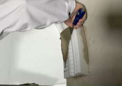 Zähflüssig angerührten Flexkleber auf angeklebter Zierleiste auftragen. Zähflüssig angerührten Flexkleber auf angeklebter Zierleiste auftragen.