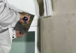 Flexkleber mit einem Spachtel auf die Zierleiste auftragen. Flexkleber mit einem Spachtel auf die Zierleiste auftragen.