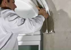 Den Flexkleber mit einem breiten Pinsel verteilen Den Flexkleber mit einem breiten Pinsel verteilen