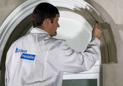 Den Flexkleber gleichmäßig auf dem Stuckmuster verteilen. Den Flexkleber gleichmäßig auf dem Stuckmuster verteilen.