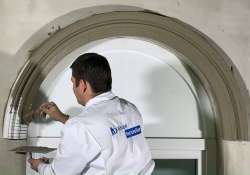 Sorgfältig Flexkleber auf den Einschnitten der gebogenen Zierleiste auftragen. Sorgfältig Flexkleber auf den Einschnitten der gebogenen Zierleiste auftragen.