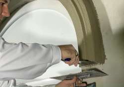 Den überschüssigen Kleber an den Enden des Rundbogens entfernen. Den überschüssigen Kleber an den Enden des Rundbogens entfernen.