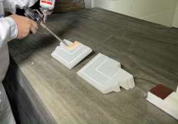 Soudal PU-Kleber auf Rückseite der Kombi-Eckelemente aufsprühen. Soudal PU-Kleber auf Rückseite der Kombi-Eckelemente aufsprühen.