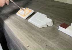 Den Soudal PU-Kleber strangförmig auftragen. Den Soudal PU-Kleber strangförmig auftragen.