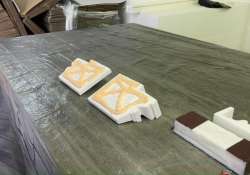 Nach dem Auftragen des Schaumkleber 3-5 Minuten warten. Nach dem Auftragen des Schaumkleber 3-5 Minuten warten.