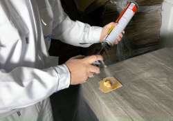 Spritzdüsenöffnung mit etwas Soudal Schaumpistolen-Reiniger besprühen. Spritzdüsenöffnung mit etwas Soudal Schaumpistolen-Reiniger besprühen.