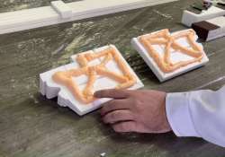 Ausbildung einer feinen Haut auf der Kleberoberfläche prüfen Ausbildung einer feinen Haut auf der Kleberoberfläche prüfen