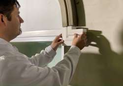 Die Kombi-Eckelemente ankleben. Die Kombi-Eckelemente ankleben.