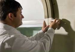 Beim Ankleben 5-8 mm breite Stoßfugen lassen. Beim Ankleben 5-8 mm breite Stoßfugen lassen.