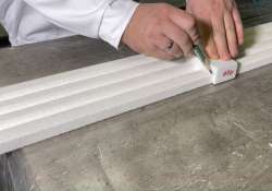 Am gewünschten Schnittpunkt die Markierschablone auf Profilleiste auflegen. Am gewünschten Schnittpunkt die Markierschablone auf Profilleiste auflegen.