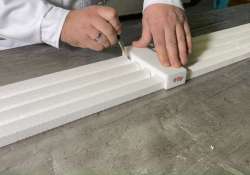 Die Schnittlinie mithilfe der Markierschablone auf der Zierleiste anzeichnen. Die Schnittlinie mithilfe der Markierschablone auf der Zierleiste anzeichnen.