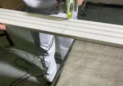 Trennschleifer mit Diamanttrennscheibe zum Schneiden der beschichteten Oberfläche Trennschleifer mit Diamanttrennscheibe zum Schneiden der beschichteten Oberfläche