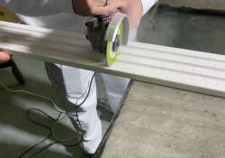 Die Zierleiste entlang der Markierung auf Maß schneiden. Die Zierleiste entlang der Markierung auf Maß schneiden.