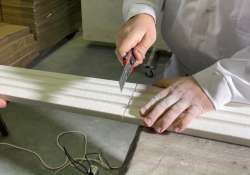 Den Styroporkern mit einem Cuttermesser durchtrennen. Den Styroporkern mit einem Cuttermesser durchtrennen.