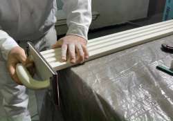 Die Schnittenden der Profilleiste glattschmirgeln. Die Schnittenden der Profilleiste glattschmirgeln.