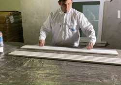 Die auf Maß geschnittenen Leisten zurechtlegen. Die auf Maß geschnittenen Leisten zurechtlegen.