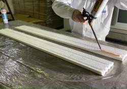 Soudal PU-Kleber strangförmig auf Rückseite der Zierleisten auftragen. Soudal PU-Kleber strangförmig auf Rückseite der Zierleisten auftragen.