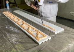 Soudal PU-Kleber in der Leistenmitte wellenförmig auftragen. Soudal PU-Kleber in der Leistenmitte wellenförmig auftragen.