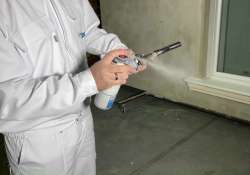 Austrittsöffnung der Schaumpistole zum Reinigen besprühen Austrittsöffnung der Schaumpistole zum Reinigen besprühen