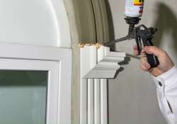 Die Stoßfugen mit Schaumkleber auffüllen. Die Stoßfugen mit Schaumkleber auffüllen.