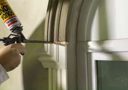 Die Stoßfugen gleichmäßig mit Soudal PU-Schaumkleber auffüllen. Die Stoßfugen gleichmäßig mit Soudal PU-Schaumkleber auffüllen.