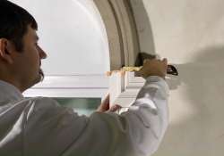 Den aus den Stoßfugen herausgequollenen PU-Kleber entfernen. Den aus den Stoßfugen herausgequollenen PU-Kleber entfernen.