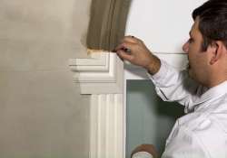 Eine 2-3 mm tiefe Rille mit Sandpapier in die Stoßfuge schmirgeln. Eine 2-3 mm tiefe Rille mit Sandpapier in die Stoßfuge schmirgeln.