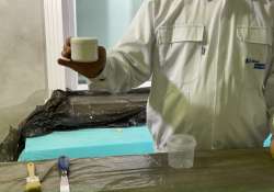 Die Beschichtungsmasse bereitstellen. Die Beschichtungsmasse bereitstellen.