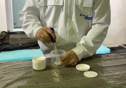 Etwas Beschichtungsmasse in ein kleines Gefäß geben. Etwas Beschichtungsmasse in ein kleines Gefäß geben.