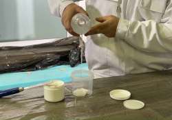 Ein wenig Wasser zur Beschichtungsmasse gießen. Ein wenig Wasser zur Beschichtungsmasse gießen.