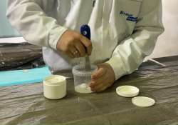 Die Beschichtungsmasse mit dem Wasser verrühren. Die Beschichtungsmasse mit dem Wasser verrühren.