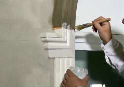 Die verdünnte Beschichtungsmasse in den Stoßfugen auftragen. Die verdünnte Beschichtungsmasse in den Stoßfugen auftragen.